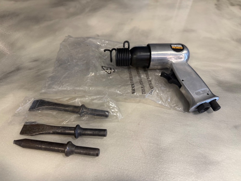 new central pneumatic air hammer chisel new 92037 with bits tools