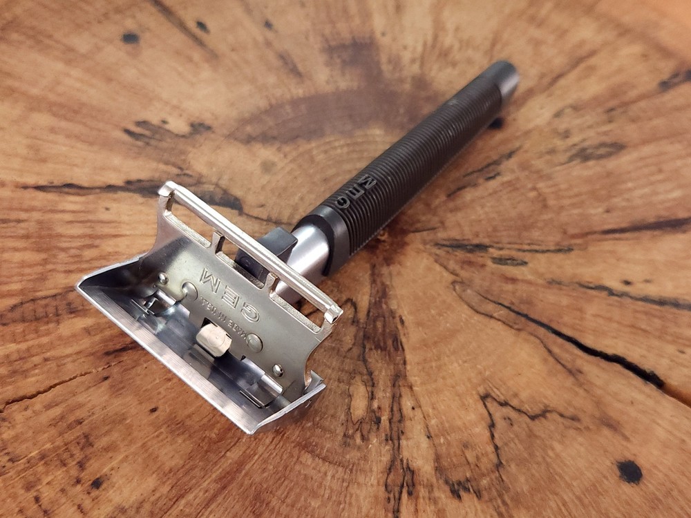 GEM Contour Pushbutton Vintage Single Edge Safety Razor