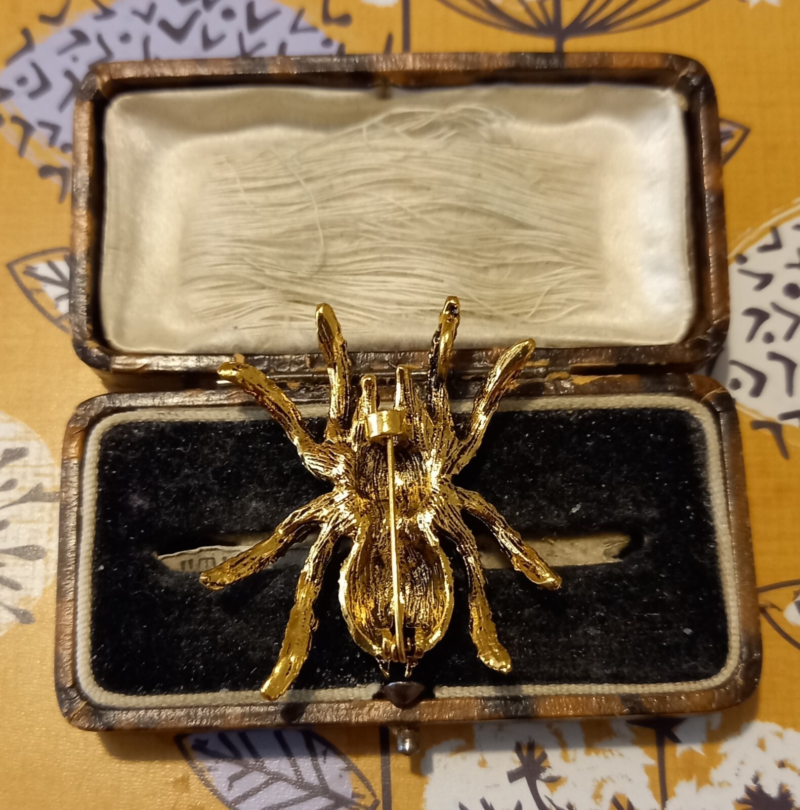 VINTAGE STYLE SPIDER BROOCH CRYSTAL RHINESTONE OPALESCENT BEIGE BODY SPARKLY