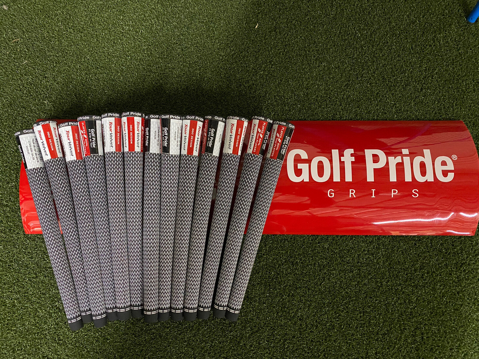 BRAND NEW 13 Golf Pride Tour Velvet 360 Black/White Midsize Golf Grips