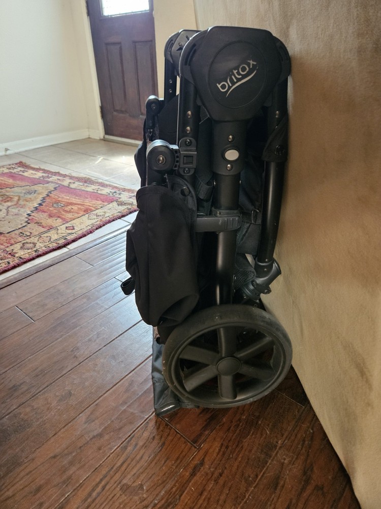 (Used-In Great Condition) Bitax Lightweight Stroller, Black, Foldable