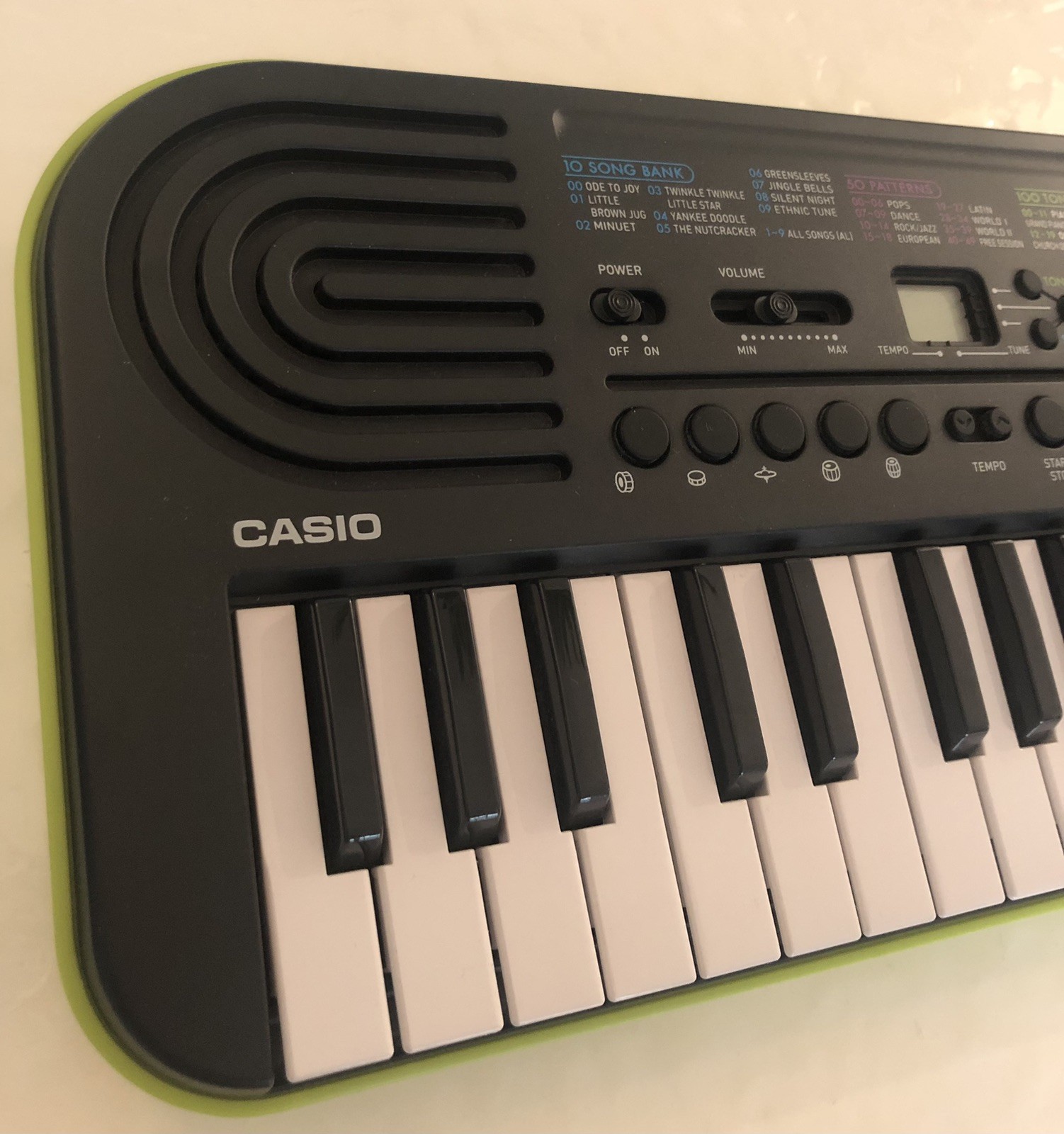 NEW OOB Casio SA-46 32-Key Mini Electronic Keyboard Black & Green + Batteries