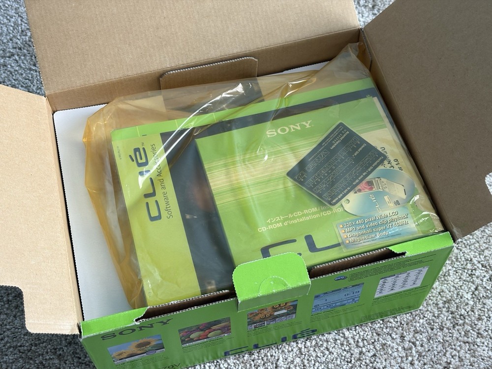 Sony Clié PEG-NR70V/U Personal Entertainment Organizer PDA MINT CIB COMPLETE BOX
