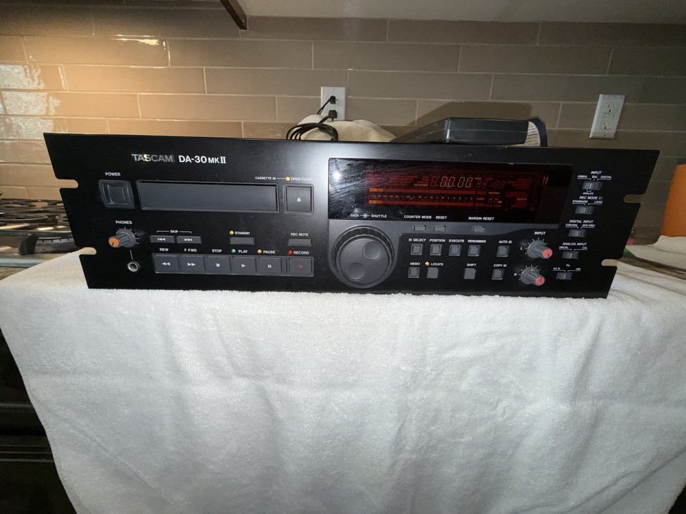 “WORKING” Tascam DA-30 MKII Digital Recoder Player + wired remote plugs in rear