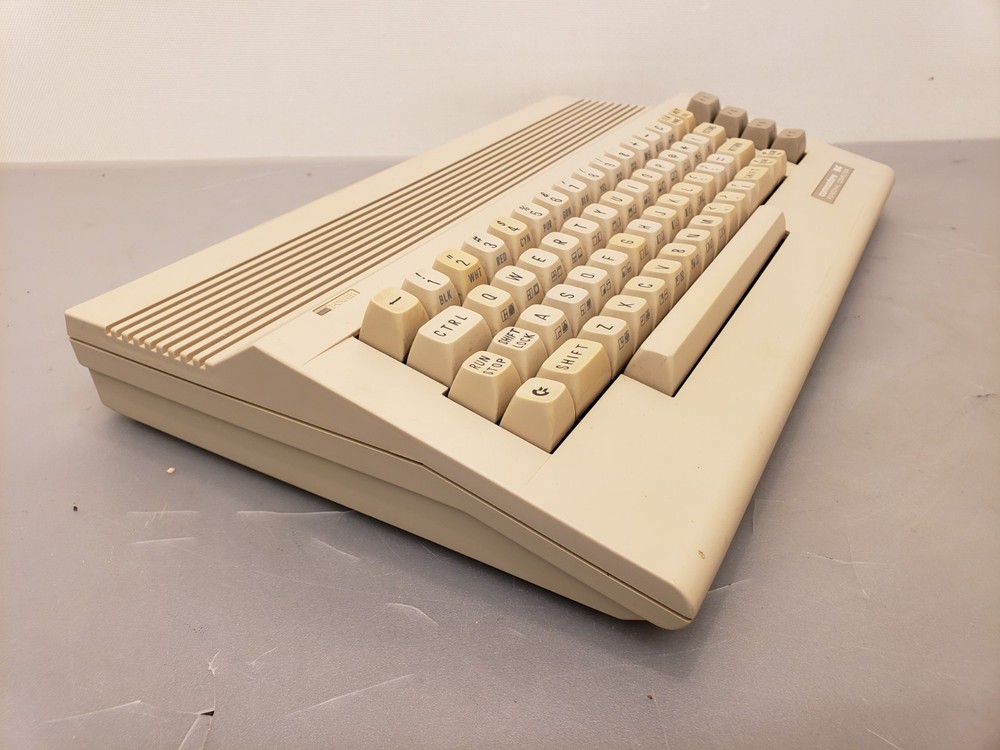 Vintage Commodore 64C Console Home Personal Computer w/ accessories ***Tested