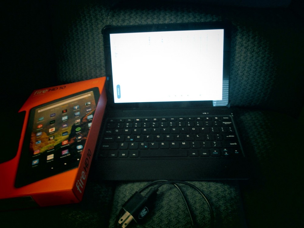 Fire HD 10 11th Generation Tablet Bundle with attached bluetooth keyboard/case
