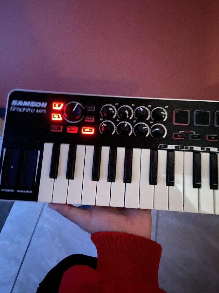 Samson Graphite M25 USB MIDI Controller 25-Key Keyboard Tested