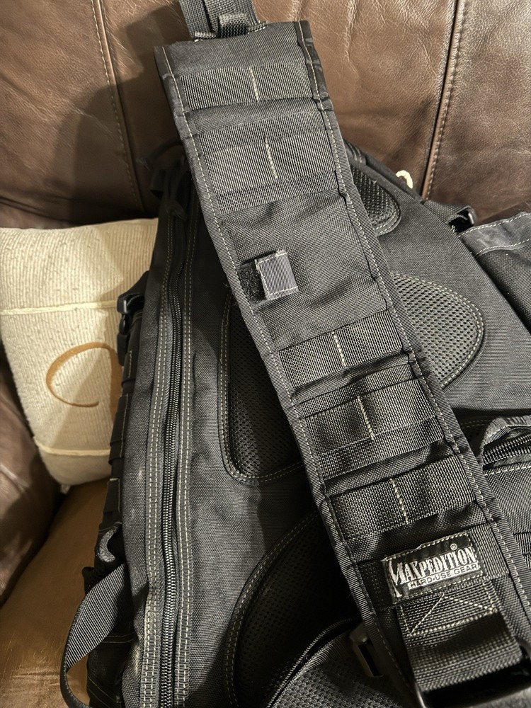 Maxpedition Monsoon GearSlinger 0410B Black. Large size single shoulder pack wit