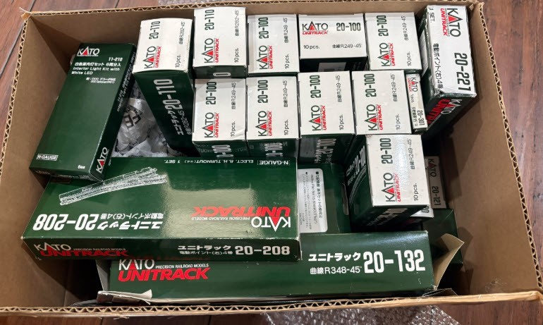KATO (N SCALE) TRACK AND ACCESSORY ASSORTMENT