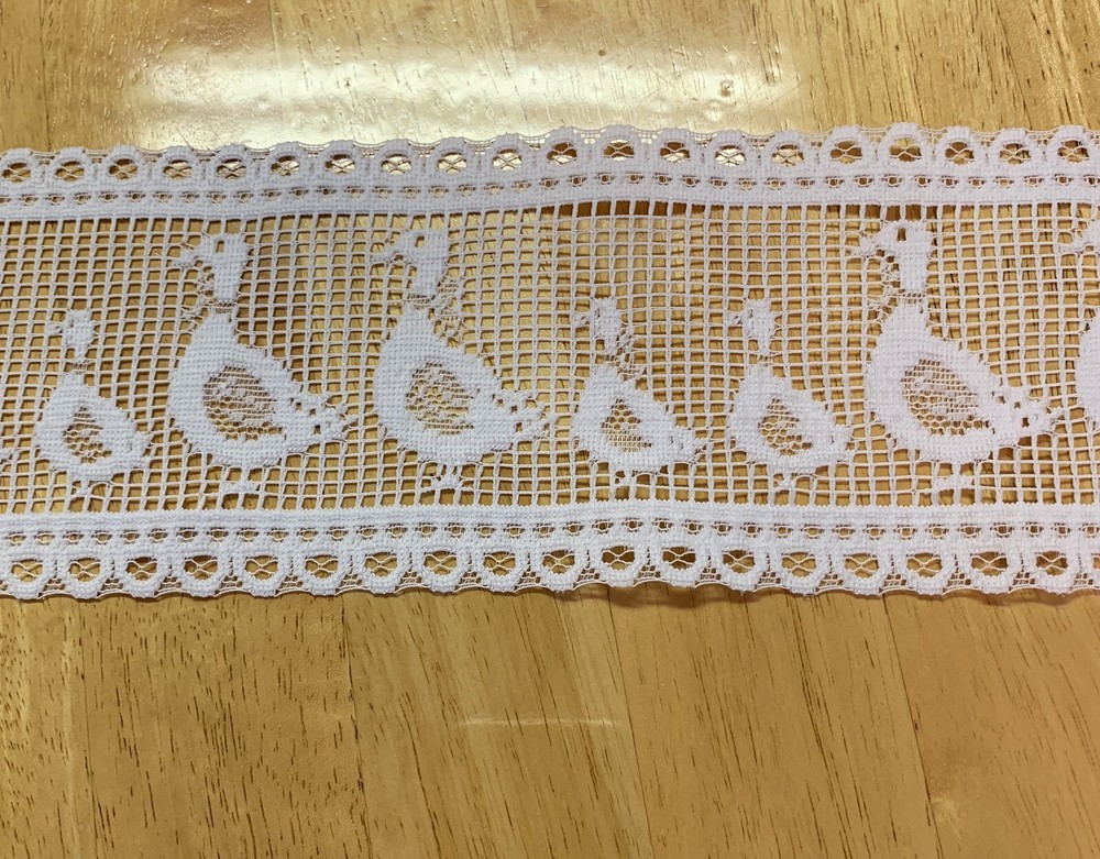 410- White Ducks Lace 3 1/2 inch--1yard