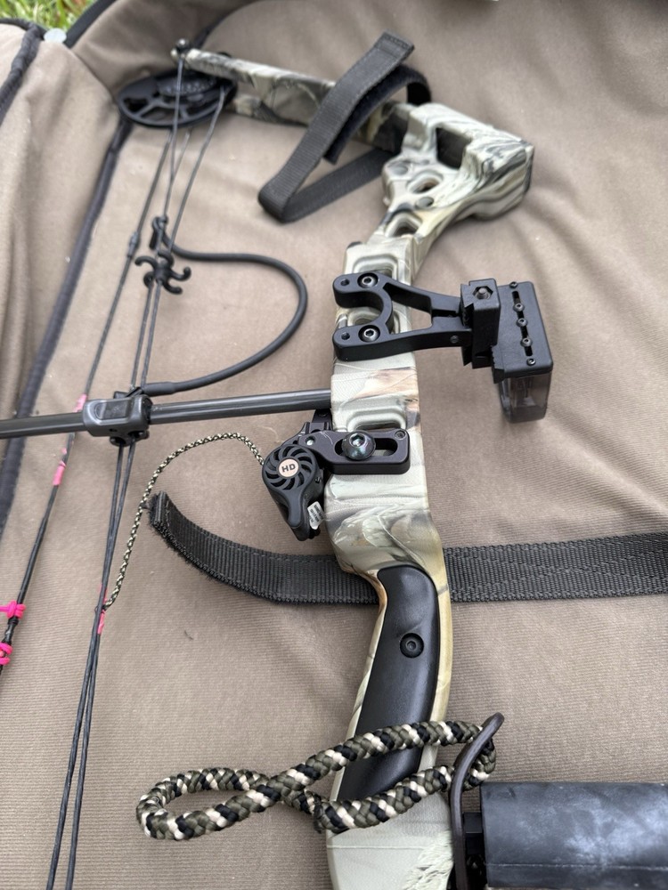 Bowtech Diamond Razor Edge Compound Bow - 60 Pounds RH. With Soft Case +