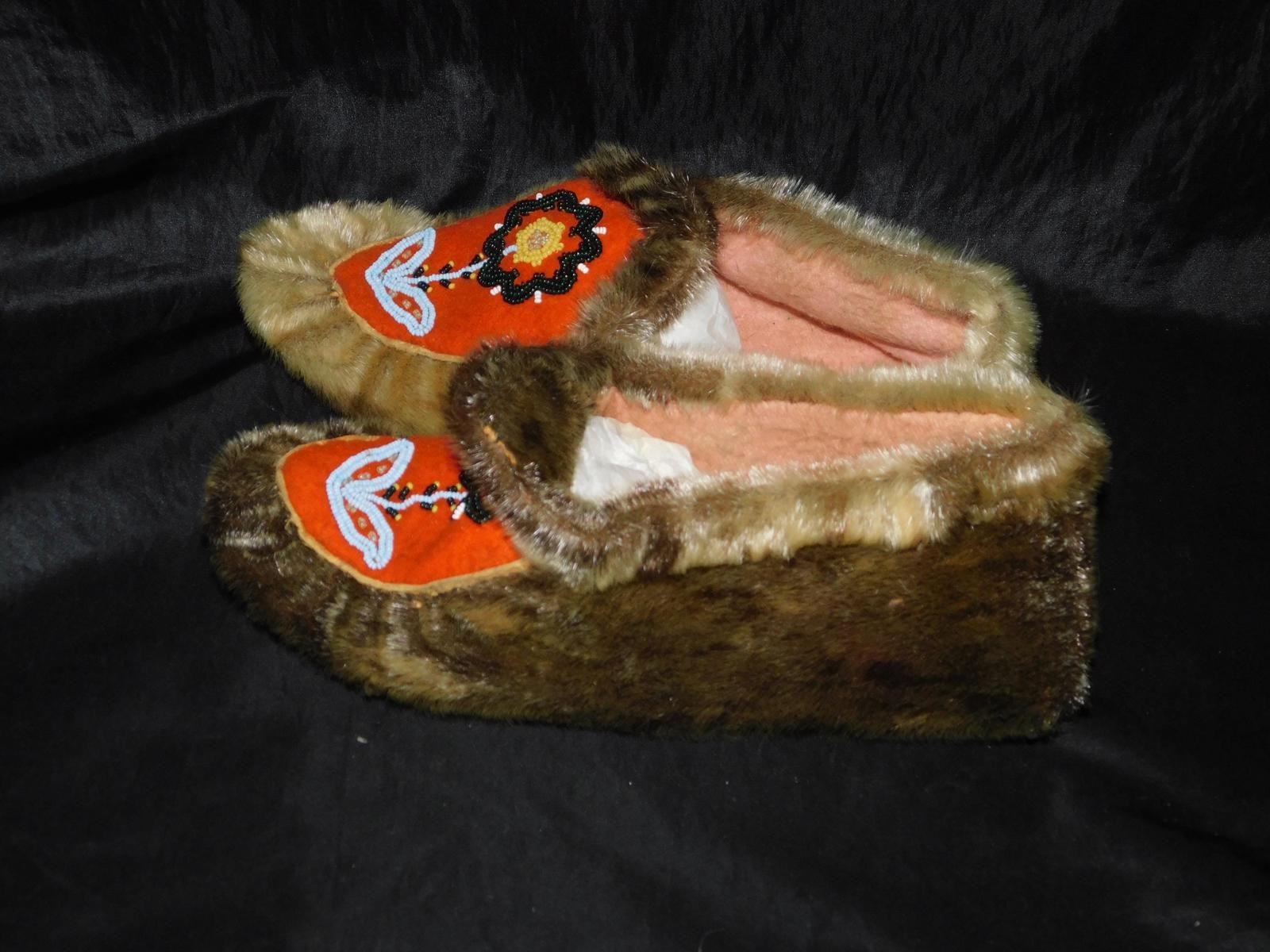 Vtg Inuit Made Fur Slippers Orange Felt Beaded Flower Womens Size 6 Moccasins