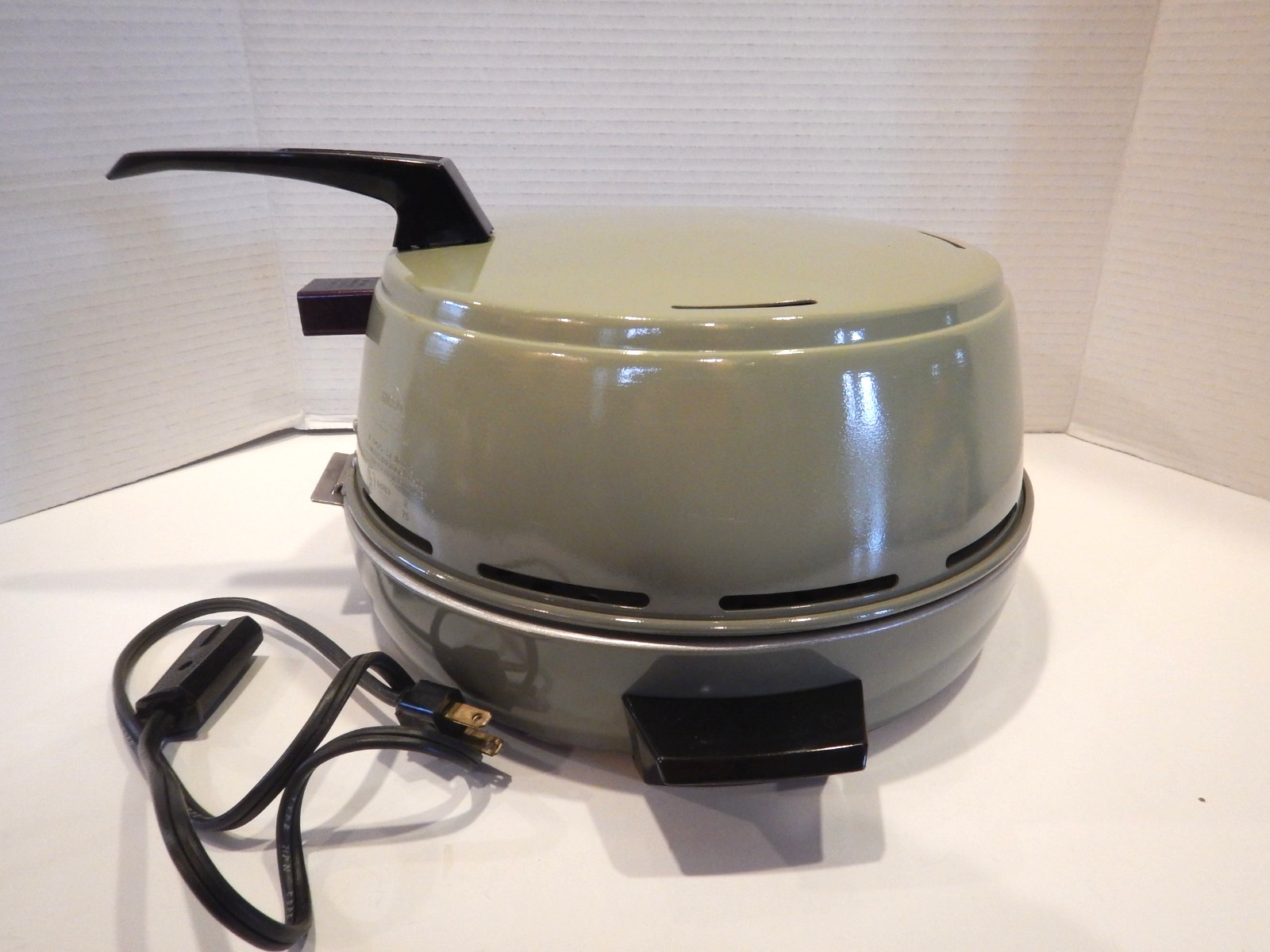 VTG Mirro Portable Electric Broiler 0475-37 Round 9 1/2" Avacado Green