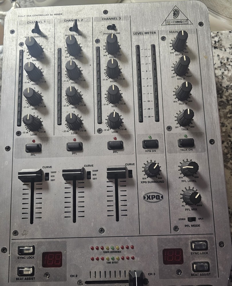 Behringer VMX 300 Pro DJ Mixer
