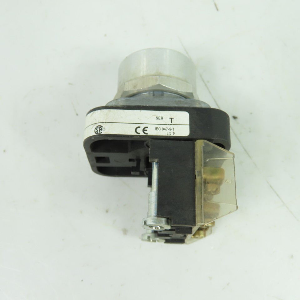 Allen-Bradley 800T-FX6A5 2-Position Push-Pull Pushbutton Operator 30.5mm Ser T