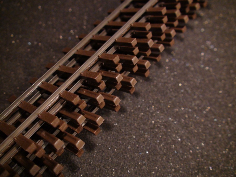 ON30 Micro-Engineering #12-138 ON30 SCALE Code 83 Flex Track WEATHERED