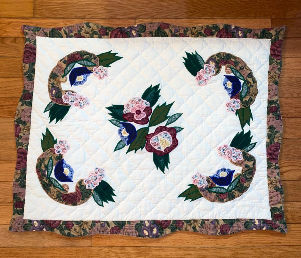 VTG Applique Patchwork Quilted Floral Calico Prints Wall Hanging / Table Topper