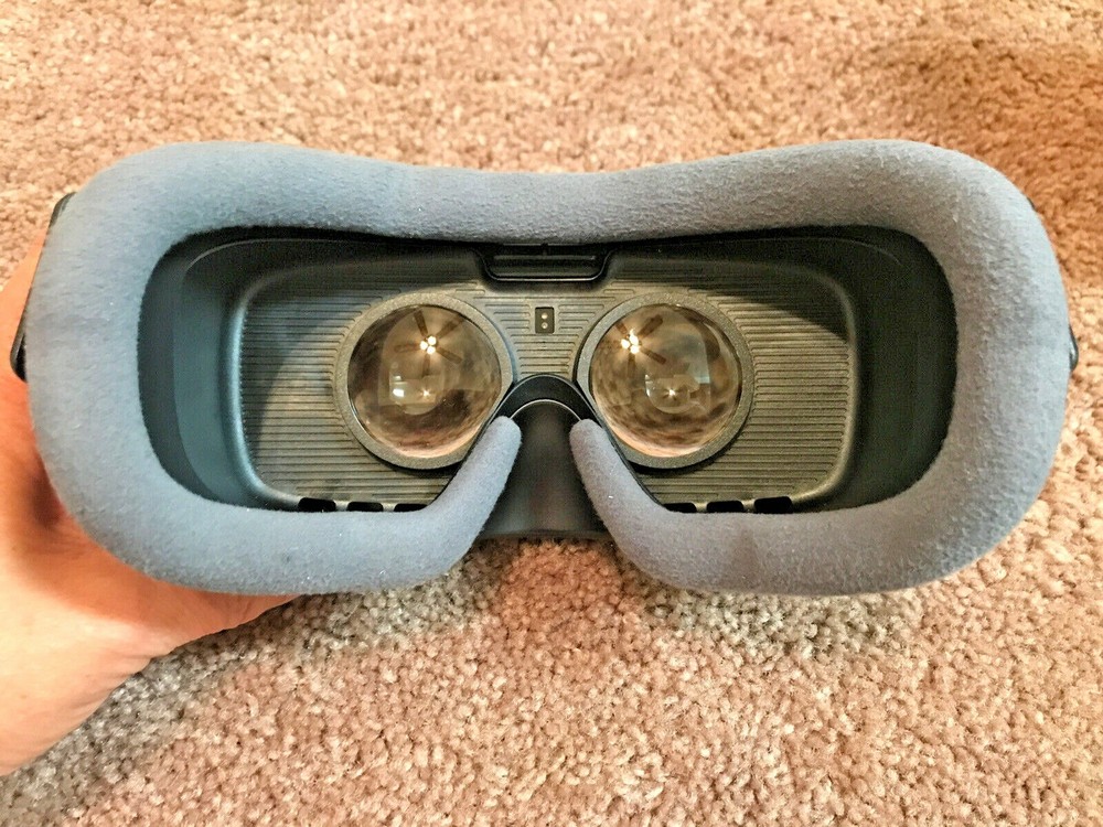 Samsung Gear VR SM-R324 With Controller Virtual Reality Headset Games Apps USB-C
