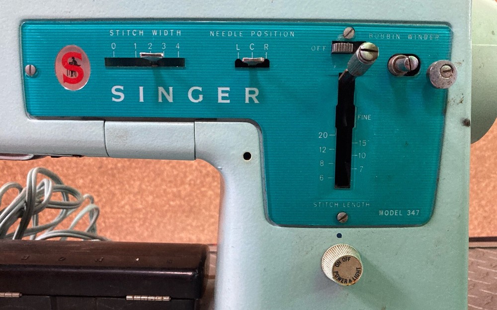 Vintage Singer Sewing Machine W/ Pedal