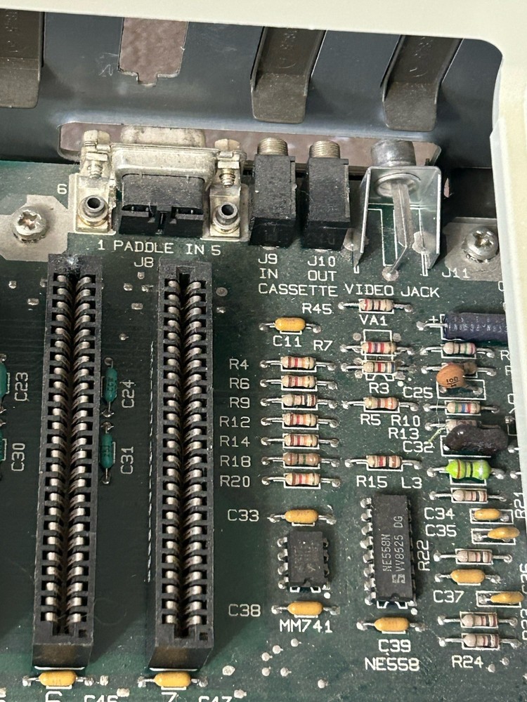 Vintage! 1984 APPLE IIe (A2S2064)COMPUTER **Powers On** Working!! Missing Keys