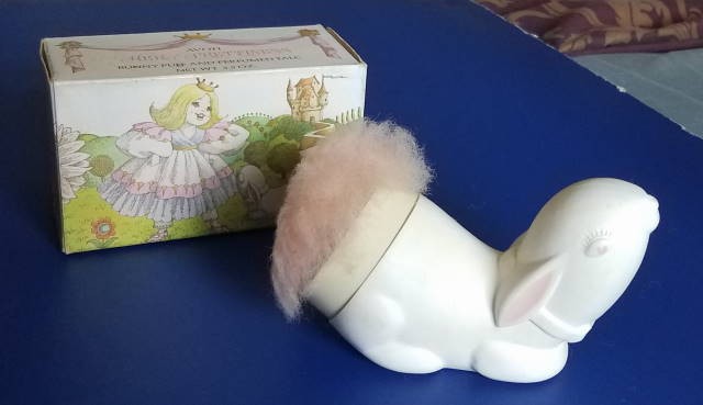 AVON BUNNY FLUFFPUFF CHILDRENS TALC POWDER PUFF TAIL WHITE RABBIT 70'S **READ***