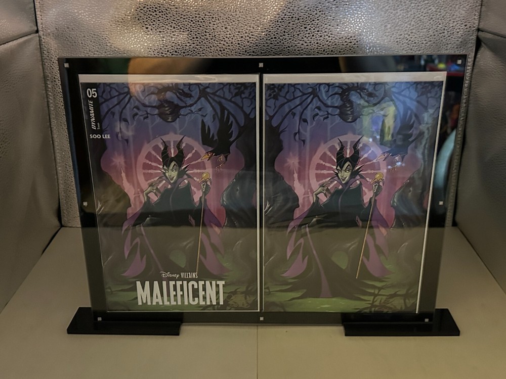 Modern 2 Comic Book Holder Connecting Cover Magnetic Case With Display Base