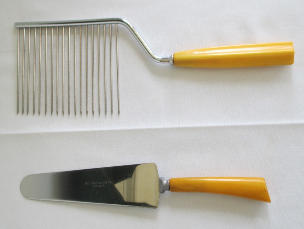 Bakelite Butterscotch Handled Cake Comb and Cake Server Schneider