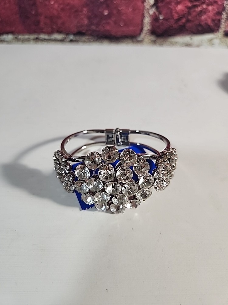 Rhinestone Bracelet Great For Holidays D19