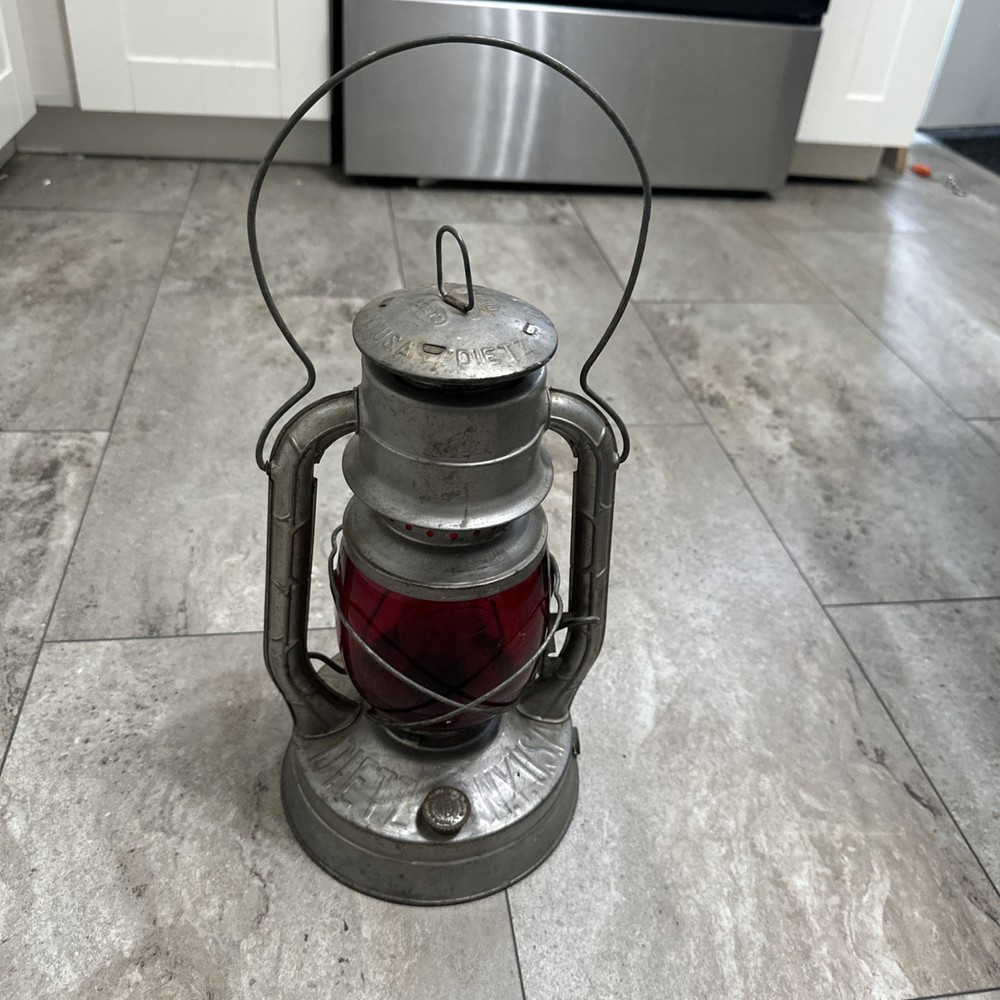 VINTAGE DIETZ NO 2 D-LITE LANTERN WITH RED GLOBE