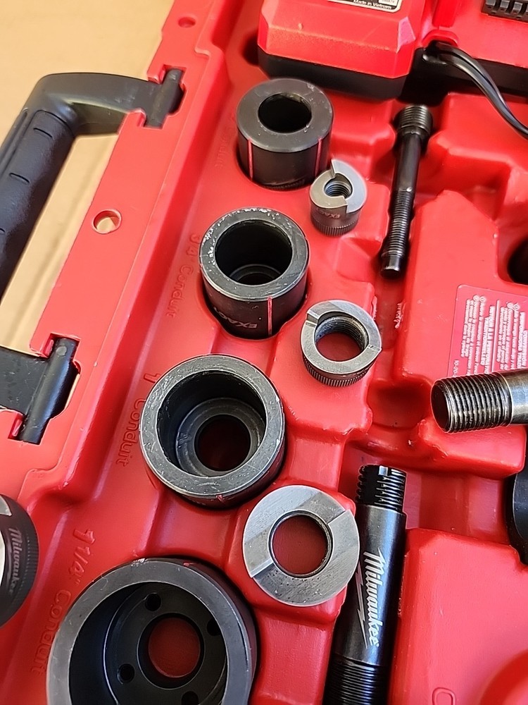 Milwaukee M18™ 2676-22 FORCE LOGIC™ 10T Knockout Tool with 1/2"-2" Kit