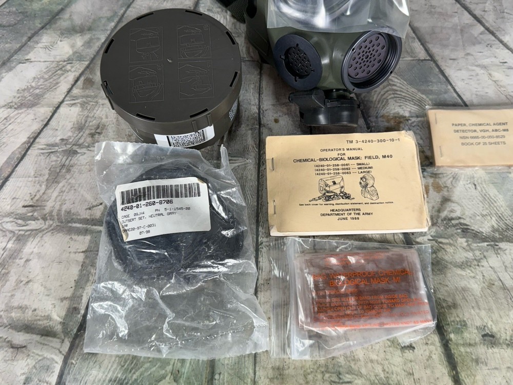 US M40 Gas Mask Small . Face Mask, Filter & Extra Inserts-C