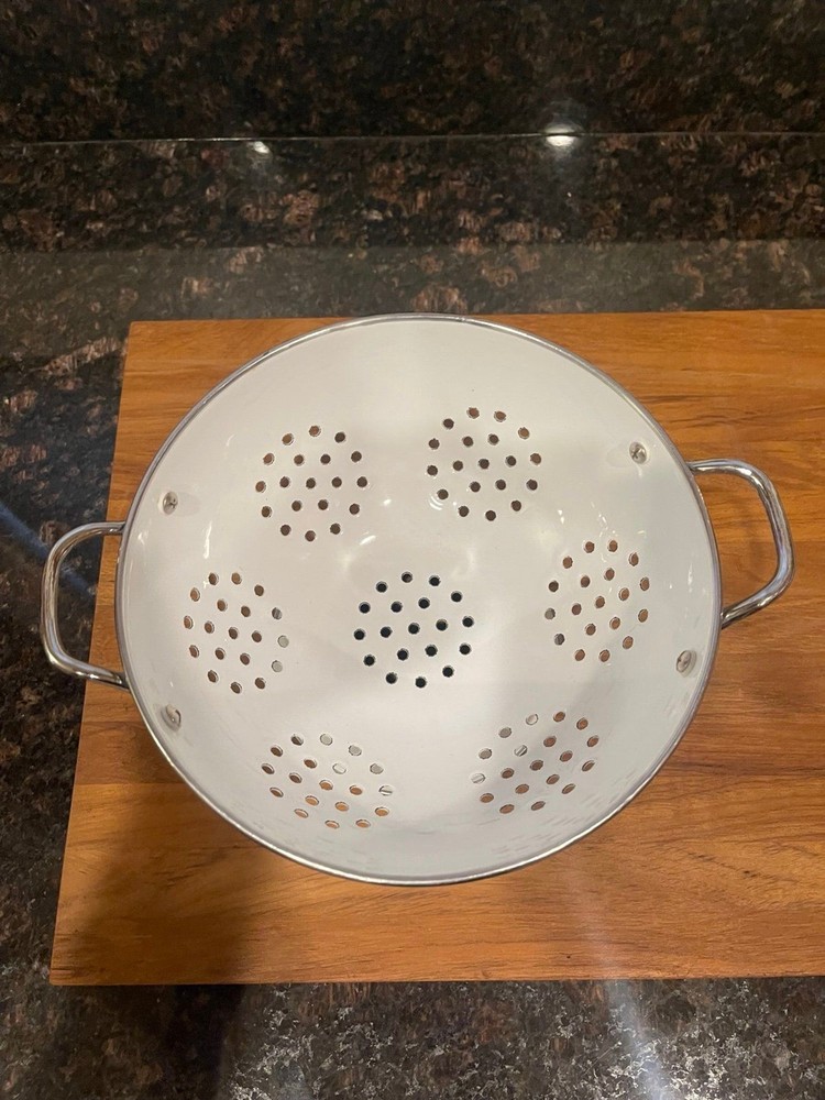 Enamel Pfaltzgraff grapevine colander
