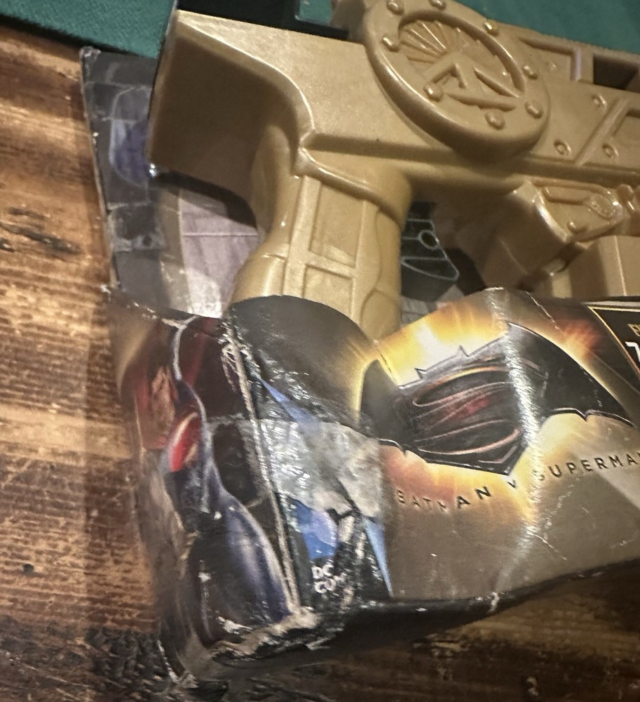 Kryptonite Strike Blaster BATMAN VS SUPERMAN Dart Gun (missing darts)