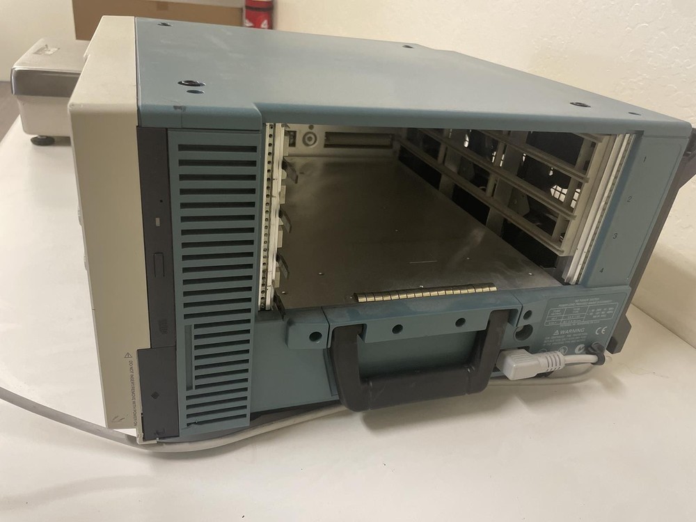 TEKTRONIX TLA 714 LOGIC ANALYZER, NO MODULES