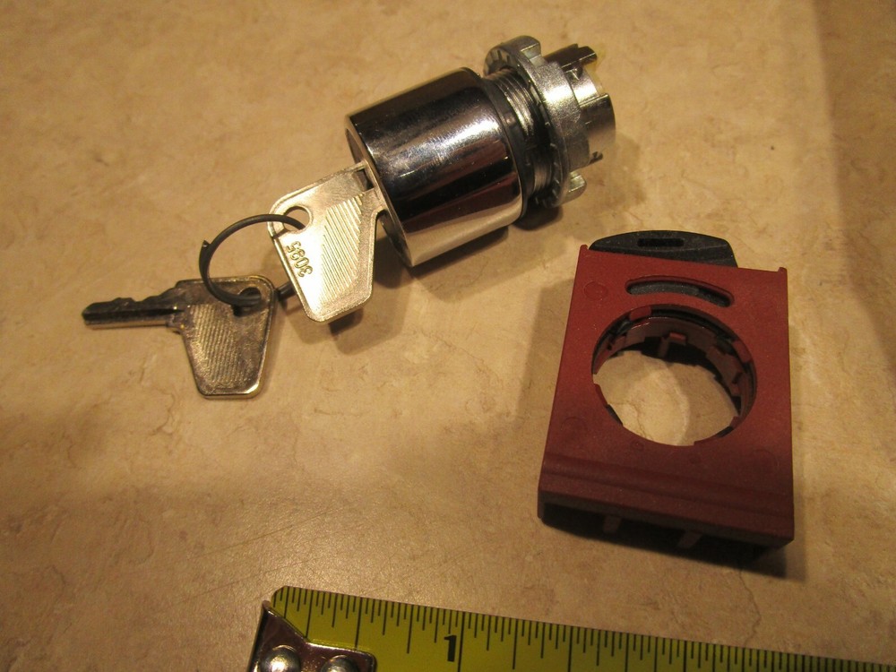 General Electric P9CSCZ0T95, 3-Position Key Maintained Selector Switch, E0299