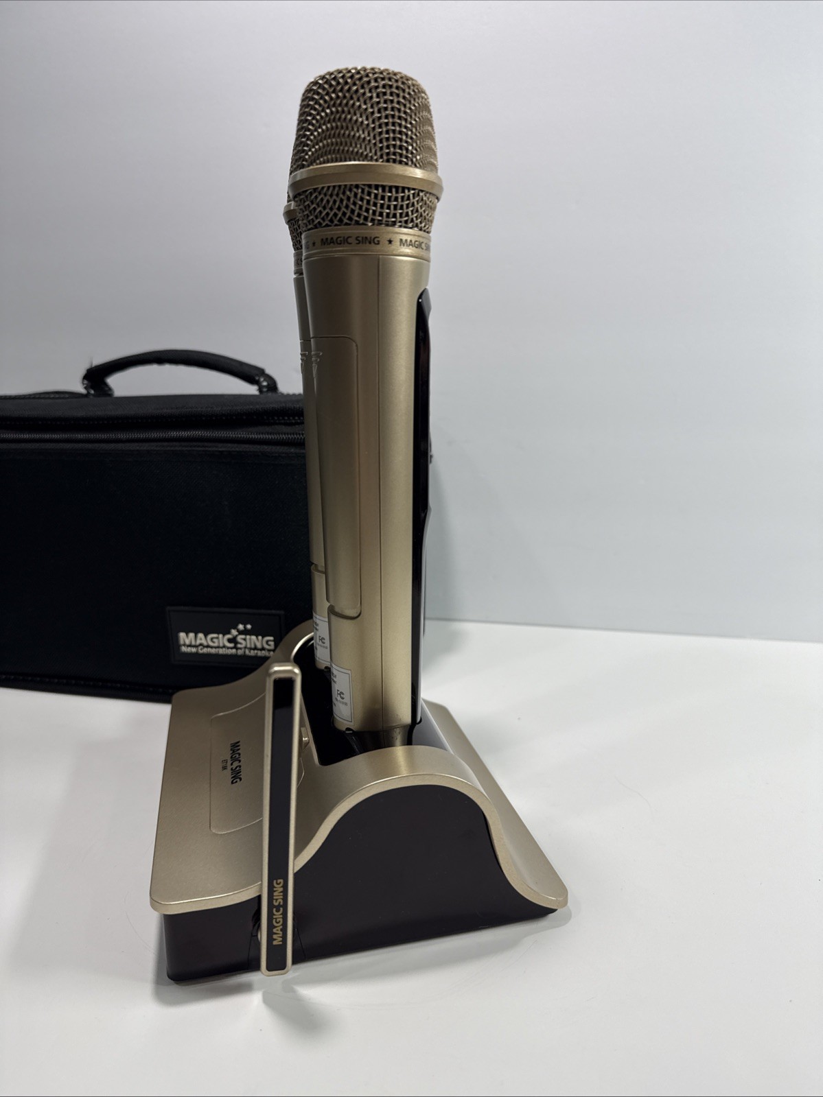 Magic Sing ET18K Karaoke w/2 Wireless Mics, Rom Discs , Dock & HDMI up Scaler