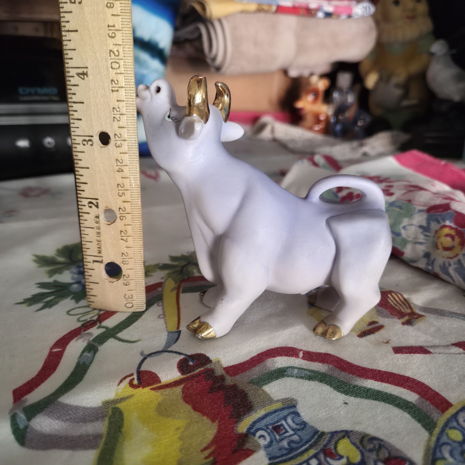 VTG Anthropormorphic Purple Cow Figurine Kissing W/ Gold Paint Figurine EUC