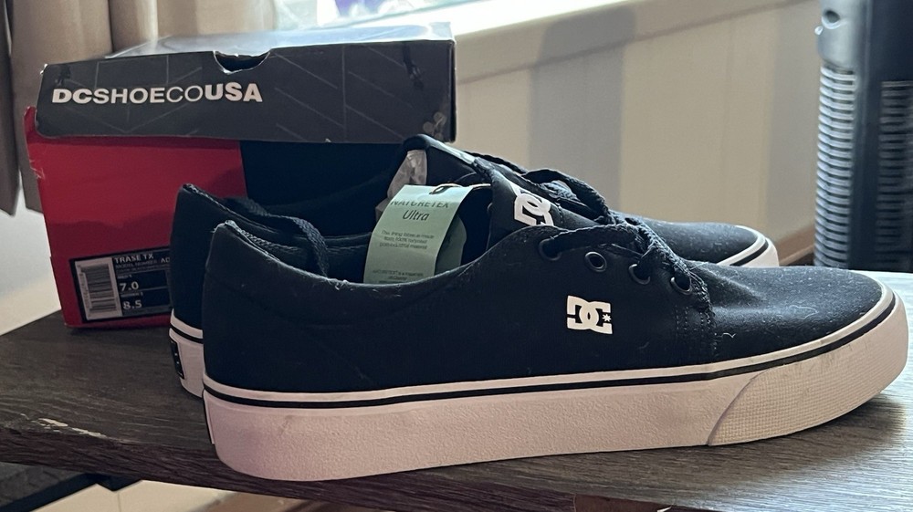 DC SKATE SHOES