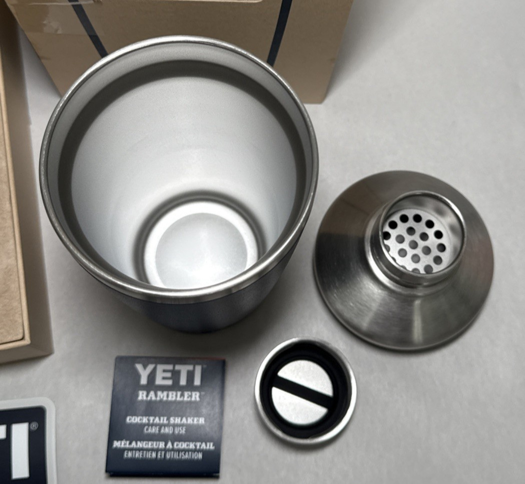 Yeti Rambler 20 oz Cocktail Shaker - Navy - NEW in Box w/ Paperwork