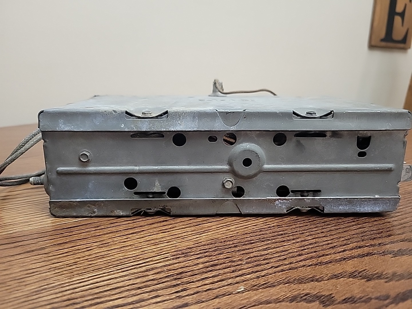 VINTAGE ANTIQUE 1955-1956 CHEVY 12 VOLT BLACK PUSH BUTTON AM RADIO (UNTESTED)