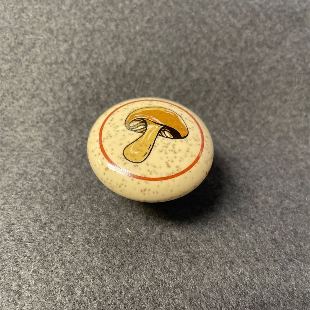 1-1/2" Ceramic Knob with Mushroom Decal
