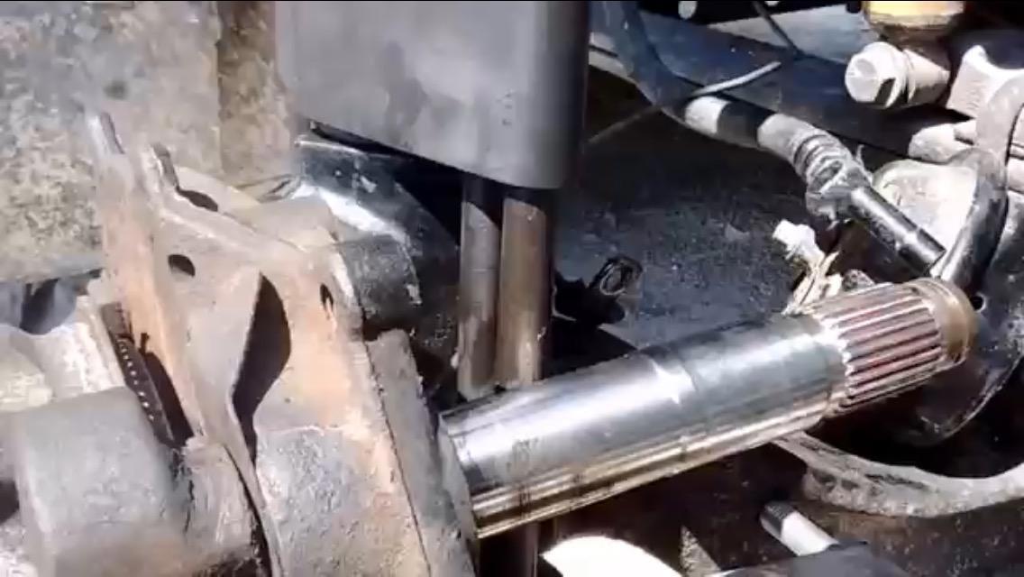 90150 King Pin Press Sturdy Repair Tool for Class 3-8 Medium & Heavy Duty Trucks