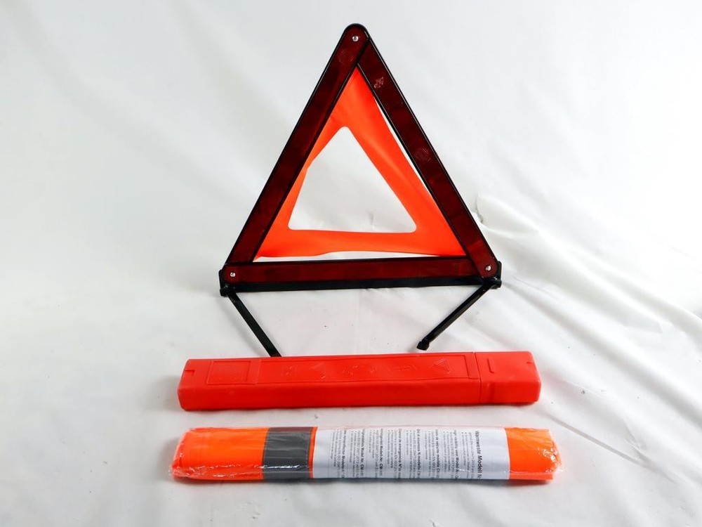 VOLKSWAGEN GOLF 7 EMERGENCY TRIANGLE AND REFLECTIVE JACKET EMERGENCY
