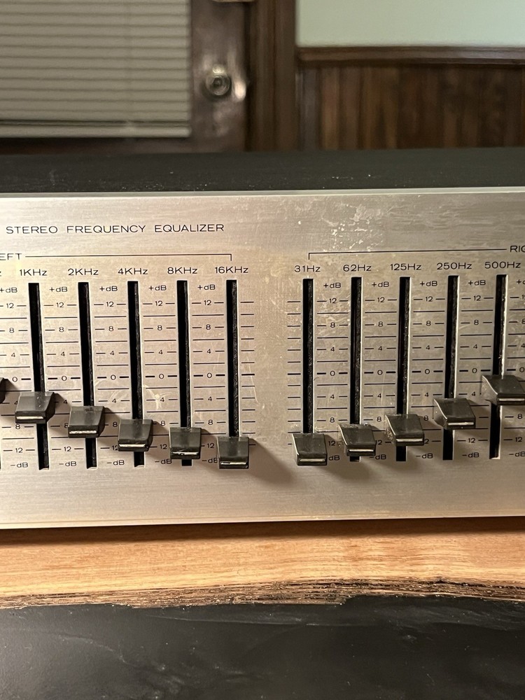 Realistic 31-2000A Stereo Graphic Equalizer Front Panel Silver Faceplate