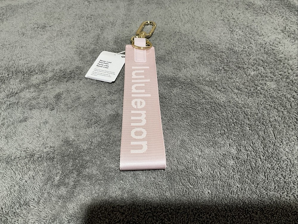 LULULEMON NEVER LOST KEYCHAIN BLISSFUL PINK/ LIGHT IVORY NWT!