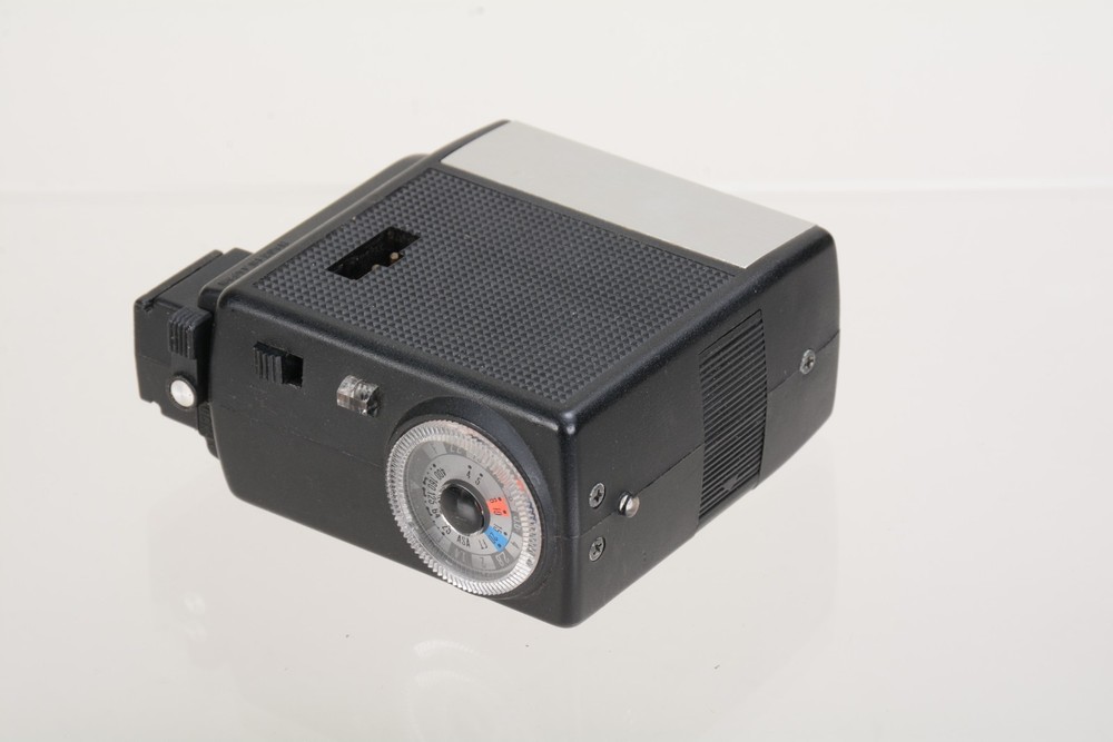 Vivitar 252 Flash with case & SB-1 AC adapter. Tested Good. 035