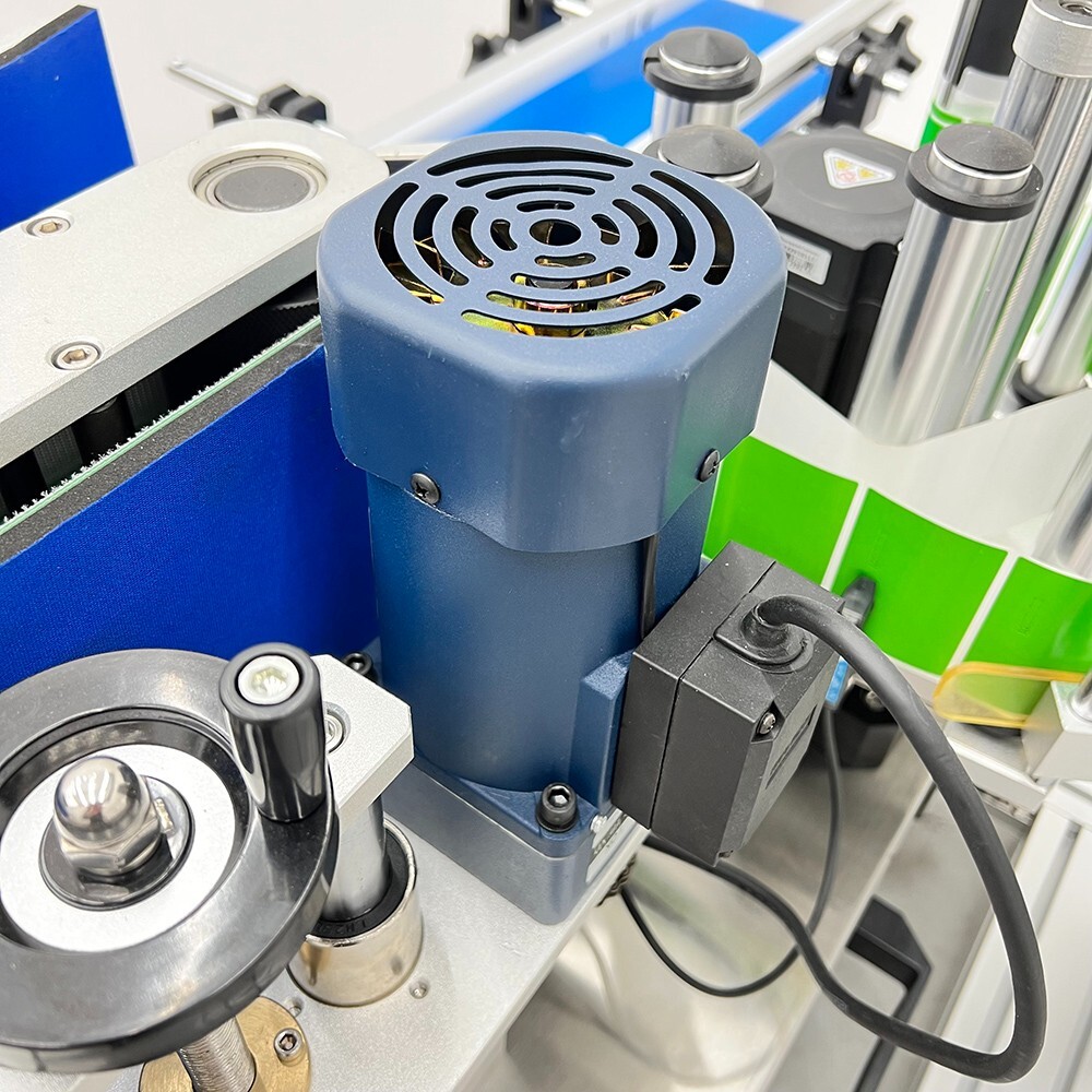 110V Automatic Conveyor Round Bottle Labeling Machine Label Applicator 4-10cm