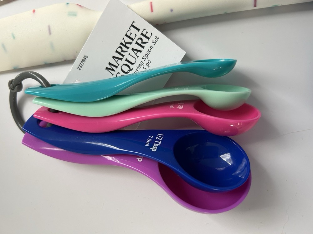 Market square Cupcake Baking Set Sprinkle Spatula Measuring Cups Spoons Liners