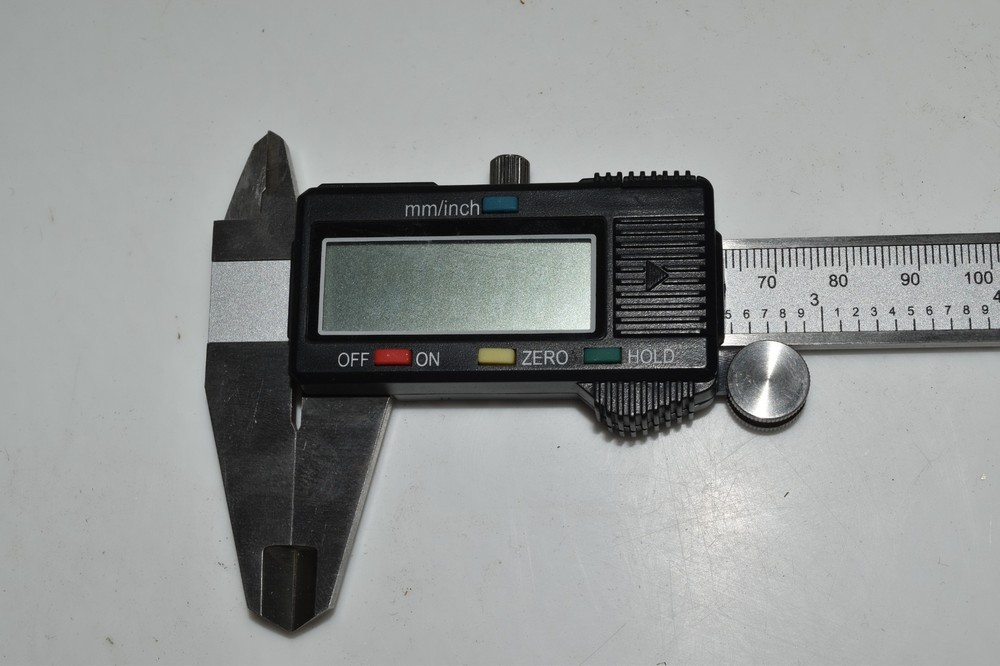 ELECTRONIC DIGITAL CALIPER IN CASE (TYK6)