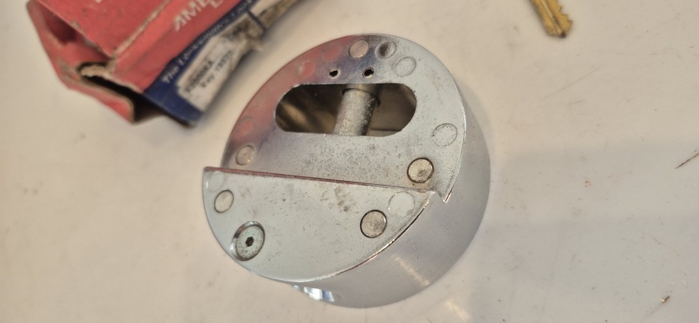 American Lock A2000KA Round Solid Steel Lock Padlock Puck
